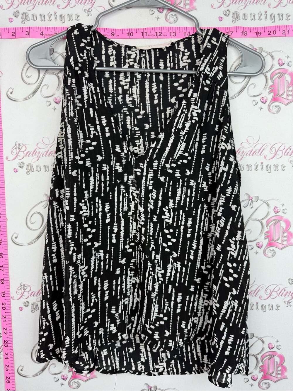 Lush Black and White Abstract Print Sleeveless Top